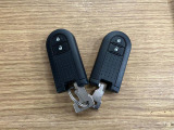 【スマートキー】 スマートキーを携帯していれば、ドアハンドルのボタンを押すだけでロックの解除ができます。