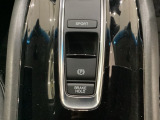 セレクトレバーの下に電子制御パーキングブレーキがあります。スイッチひとつで、停車した地点の傾斜などをシステムが検知・判断してブレーキ力を自動的に最適制御し、しっかり停車できるパーキングシステムです。
