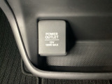 アクセサリーソケットはUSBのアダプターなどをつければ、スマホの充電にも使えます。周辺には物が置けるボックスがついています。