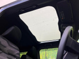 【サンルーフ】開放感たっぷりの希少装備、サンルーフが装着されています!車内に明かりを取り入れたり景色を楽しむ以外にも、車内の空気も簡単に換気できて快適です!