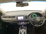 車内は光触媒抗菌消臭施工済です。スタイリッシュなデザインでスポーティなインパネ周りを演出します。グローブボックスやカップホルダーのほかにトレーなどたくさんの収納スペースが付いています。