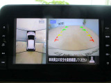 アラウンドビューモニター搭載。車体を4方向のカメラで「上から見下ろしたような映像」を映します。車庫入れが苦手な方も映像サポートでラクラク駐車できます。