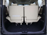 3列目シートは跳ね上げ式で折りたたみ可能です。キャンプ用品など大きな荷物もばっちり収納可能です!