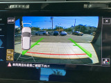 ギアをリバースに入れると車両後方の映像を映し出します。画面にはガイドラインが表示され、車庫入れや縦列駐車などの際に安全確認をサポートします。
