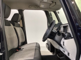 広い足元に肘掛けもついたゆったり座れるシートです。運転席と助手席の間が空いているため、助手席側への移動がスムーズです。交通量の多い道でも、助手席側から乗り降りができます。