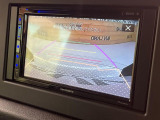 【バックカメラ】駐車時に後方がリアルタイム映像で確認できます。大型商業施設や立体駐車場での駐車時や、夜間のバック時に大活躍!運転スキルに関わらず、今や必須となった装備のひとつです!