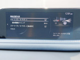 こちらのお車には先進安全装備が多数搭載されています。衝突被害を回避あるいは軽減するためのブレーキや、後方死角からの接近警報、車線逸脱を防止する警報装置など、詳しくはスタッフまでお尋ねください。