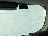 後方にもドライブレコーダーのカメラが付いています。前後両方でお車の周りを監視・記録いたします。