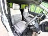 運転席シート廻りは使用感も少なく、良好な状態となっています。前オーナー様が丁寧に使っていたことがよくわかりますね。
