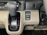 CVT車のセレクトレバーです。低速から高速まで、変速ショックのないスムーズな走りと、エンジン効率のよい領域を維持して燃費にも貢献します。サイドブレーキはスイッチ操作の電子制御パーキングブレーキです。