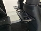運転席・助手席の背もたれには、2列目シート用にカップホルダー付きの「格納式のシートバックテーブル」を装備しています。休憩時のちょっとした時間などカップを置いたり、小物置きに使えて便利です。