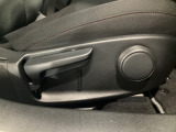 運転席にはドライバーの体型や好みに応じて前後方向だけでなく、高さの調整ができるシートリフターを装備!