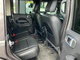 【リアシート】屋根までの高さがある車のため、大人の方でも圧迫感が少なく乗車出来ます。足元は広く取られているため、ゆったりとお乗り頂けます。