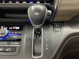 CVT車のセレクトレバーです。低速から高速まで、変速ショックのないスムーズな走りを実現するとともに、エンジン効率のよい領域を維持することで燃費にも貢献します。