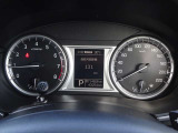 【メーターパネル】素早く車の情報が読み取れる、視認性に優れたシンプルなデザインのメーターパネルです。