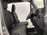 広い足元に肘掛けもついたゆったり座れるシートです。運転席と助手席の間が空いているため、助手席側への移動がスムーズです。交通量の多い道でも、助手席側から乗り降りができます。