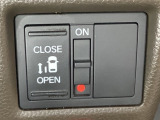 左側電動スライドドアは運転席からでも操作ができるように、ハンドル付近に開閉の操作スイッチが付いています。