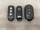 スマートキー付きですからドアロックの開閉およびエンジンスタートが楽々です。電動スライドドアの開け閉めもボタンで操作できます。加えて、純正リモコンエンジンスターター用の操作キーもついています。