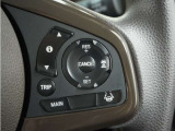 ◆アダプティブクルーズコントロール◆予め設定した車速内でクルマが自動的に加減速。前走車との適切な車間距離を維持しながら追従走行します。【LKAS】車線維持支援システムでステアリング操作を支援。