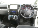 運転席からの視界はこんな感じです☆お気軽にご来店いただき、実際に座って是非お確かめください。ドライバーに寄り添う快適な操作フィールをもたらすステアリングです。