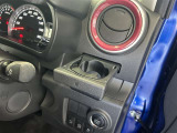 格納式のドリンクホルダーを装備しております。