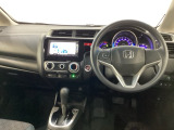 車内は光触媒抗菌消臭施工済です。インパネ周りはスタイリッシュなデザインです。グローブボックスやカップホルダーのほかにトレーなどたくさんの収納スペースが付いています。