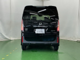 後席の窓には外から車内が見えにくくなるプライバシーガラスを採用。周りを気にせずリラックスして過ごせます