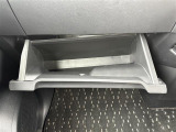 【グローブボックス】大容量のグローブボックスです!!車検証ケース他、日頃使う小物類の収納スペースもたくさんあります!