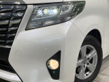 【LEDヘッドライト】悪天候や夜間走行時も良好な視界を確保し安心して運転できる高輝度LEDヘッドライトを装備!点灯速度が早く、消費電力も抑えられています。