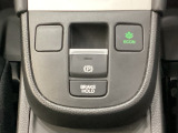 セレクトレバーの下に電子制御パーキングブレーキがあります。スイッチひとつで、停車した地点の傾斜などをシステムが検知・判断してブレーキ力を自動的に最適制御し、しっかり停車できるパーキングシステムです。