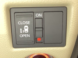 左側電動スライドドアは運転席からでも操作ができるように、ハンドル付近に開閉の操作スイッチが付いています。