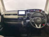 車内は光触媒抗菌消臭施工済です。スタイリッシュなデザインで暖かみのあるインパネ周りを演出します。グローブボックスやカップホルダーのほかにトレーなどたくさんの収納スペースが装備されています。