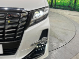 【LEDヘッドライト】悪天候や夜間走行時も良好な視界を確保し安心して運転できる高輝度LEDヘッドライトを装備!点灯速度が早く、消費電力も抑えられています。