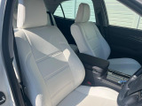運転席まわりには十分なスペースがあり、大柄な方でもゆったり運転していただける環境です。