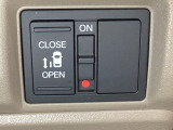 左側電動スライドドアは運転席からでも操作ができるように、ハンドル付近に開閉の操作スイッチが付いています。