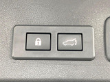 【パワーバックドア】スマートキーや運転席のボタンを押すだけでリアゲートが自動で開閉します!荷物を持っている時や、高い位置にあるバックドアを閉める際に便利な機能です♪