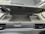 運転席の前には小物入れがあります!!