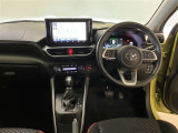運転席周りのレイアウトをご覧ください。ナビゲーションが綺麗に装着されすっきり収まってますね!