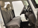 女性でも運転がしやすいように、シートの高さ調整機能(シートリフター)がついています。運転席と助手席の間が空いている為、助手席側への移動がスムーズです。交通量の多い道でも助手席側から乗り降りができます。
