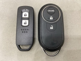 スマートキーを装備しています。鍵を差し込むことなくドアロックの開け閉めと、スタートボタン操作でのエンジンスタートができます。加えて、純正リモコンエンジンスターター用の操作キーもついています。