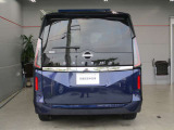 安心の障害物センサー付きで、人や障害物を検知して音で知らせてくれます。また、バックドアは、狭いスペースでも荷物の出し入れ可能な、上半分だけを開閉できるデュアルバックドアです!