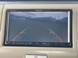【バックモニター】後方の障害物や歩行者を確認できるバックモニター。狭い駐車場や混雑した場所でも安心して車を操作できます。