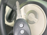 【キーレス】少し離れた場所からでもボタン一つでドアの開錠・施錠ができるのでとっても便利!ドアの鍵穴周りに傷をつけることもありません♪