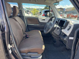 ベンチシートで広々とお過ごし頂けます!小回り性能が高いので、とっても運転しやすいですよ!
