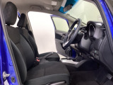 広い足元にゆったり座れるシートには肘掛けも装備しており長距離の運転でも疲れにくくなってます。女性でも運転がしやすいように、シートの高さ調整機能(シートリフター)がついています。