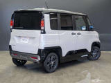 「DELICA」ロゴが映える個性的で頼もしいリアデザイン。高めの車高とアンダーガード風のバンパーがアクティブな印象を与えます。