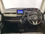 車内は光触媒抗菌消臭施工済です。スタイリッシュなデザインで暖かみのあるインパネ周りを演出します。グローブボックスやカップホルダーのほかにトレーなどたくさんの収納スペースが装備されています。