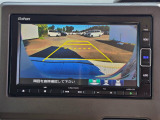 駐車時の安全確認をサポートするバックカメラも使用できます。インターナビで様々な情報を得ることもできます。