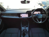 先進テクノロジーと機能性、デザインが見事に調和するAudi A3のインテリア。運転席と助手席を取り囲むラップアラウンドデザインによって開放的なゆとりを感じさせてくれます。