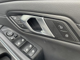 【メモリー機能付きパワーシート】運転手が代わってもボタン一つで設定ポジションに。常にご自身のドライブ設定が整います。